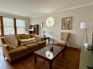 Charming Cozy 2 br 1 ba apt near Oak Park fast wifi near transportation