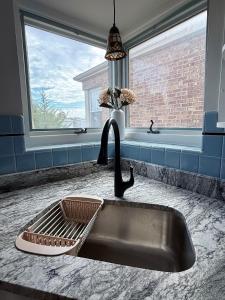 Charming Cozy 2 br 1 ba apt near Oak Park fast wifi near transportation