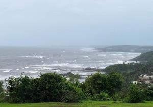 Serenity & Oceans New 1BHK Luxury Large Apt, Pool, Kitchen, 2 Balconies