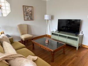 Charming Cozy 2 br 1 ba apt near Oak Park fast wifi near transportation