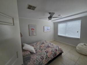 4 bed House next to Lake Richmond close to beach