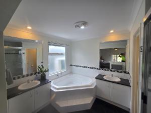 4 bed House next to Lake Richmond close to beach