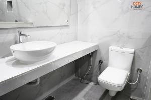 Cozy Homes - Luxury 2 BHK, 3 Queen beds