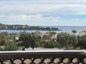 Cap Esterel 2 Pièces, Climatisation et Parking Inclus - FR-1-504-697