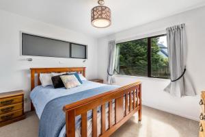 Sparkling 3-bedroom home with fireplace and views