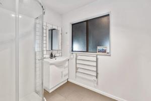 Sparkling 3-bedroom home with fireplace and views