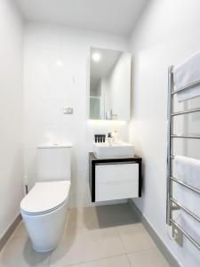 Chic 2BR City Central Apt w Pool & Sauna & Gym P031