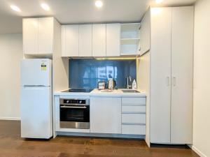 Chic 2BR City Central Apt w Pool & Sauna & Gym P031