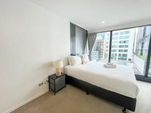 Chic 2BR City Central Apt w Pool & Sauna & Gym P031
