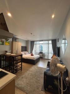 Quiet Condo with Fast WiFi, Own Balcony, Pool and Gym