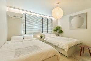 Casa Amarilla 6 minutes on foot from Hongik University Station