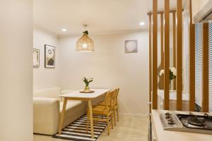 Casa Amarilla 6 minutes on foot from Hongik University Station