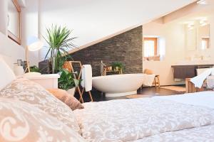 Alpine Design-Wohnung mit freistehender Badewanne in Saas-Grund