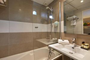 Hotels Beaugrenelle St-Charles Tour Eiffel : Chambre Double avec Baignoire