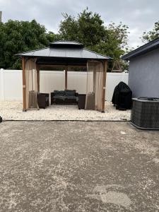 Spacious Palace Style Retreat!