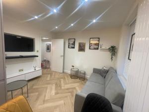 Apt - Sleeps 3 - Parking - Station Close - Balcony