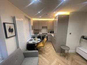 Apt - Sleeps 3 - Parking - Station Close - Balcony