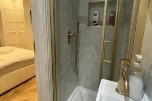 Apt - Sleeps 3 - Parking - Station Close - Balcony