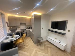 Apt - Sleeps 3 - Parking - Station Close - Balcony