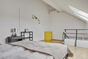 Kabacki Dukt 14 Loft Apartment by Solarento