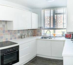 Bright 3BDR Apartment with Balcony in Central Hove