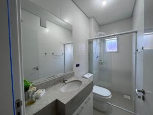 Apartamento com piscina a 400 mts da praia
