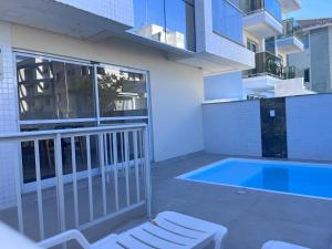 Apartamento com piscina a 400 mts da praia