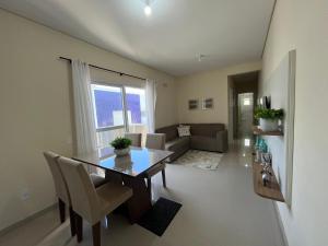 Apartamento com piscina a 400 mts da praia