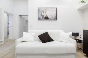 An entire minimalist apartment near the Colosseum