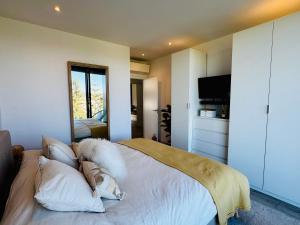 Luxury Hillside Villa, Private Pool, Ocean & Golf View