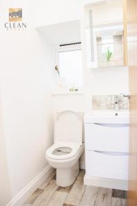 Stylish 1-Bed Flat Sleeps 4 Free Parking