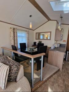 Rainbow lodge, Stay at Green Lawns, Selsey