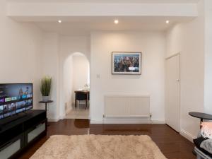 Pass the Keys 2BR House Garden Sleeps 6 Elizabeth Line