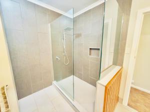 Lakeside Haven - Park the Boat, Relax and Unwind