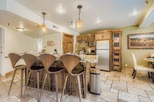 Charming 2BR Escape – Hot Tub, BBQ & Mountain Comfort 1424 condo