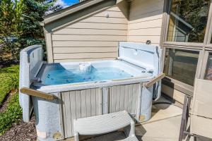 Charming 2BR Escape – Hot Tub, BBQ & Mountain Comfort 1424 condo