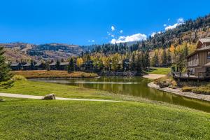 Charming 2BR Escape – Hot Tub, BBQ & Mountain Comfort 1424 condo