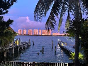 Magnifica Villa Palmeras luxurious 4 Br 6 Bds 4 Ba private pool lagoon front super fast Wifi