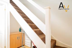 Northampton Pop Art House - Free Parking - Fast Wi Fi by AV Hughes Properties