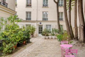 Beautiful apartment in Paris 9