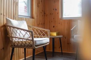 Lake-Access Cottage- Hot Tub, Fireplace&Pool Table