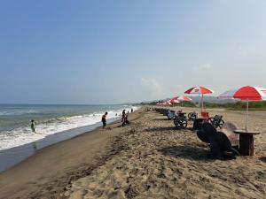 Beachfront Aircon Modern Bahay Kubo for 10 pax