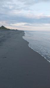Beachfront Aircon Modern Bahay Kubo for 10 pax