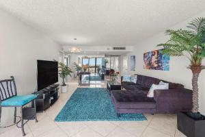 Bright Two Bedroom Condo with Lake Views