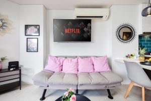 Dominiks pink dream Studio Balcony Ocean View Balcony Fast-Wifi at Tambuli Resort High Floor