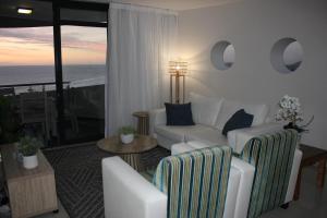 Luxurious 3-bedroom Bloubergstrand Cape Town beachfront apartment with stunning sea and beach view