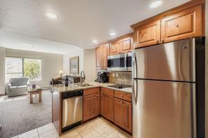 Slope-side Studio Dog Friendly Full Kitchen