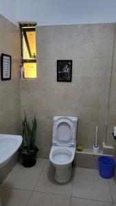 Dee Kijanis studio apartment