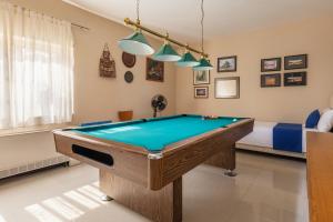 Villa Palma - Sunset Sea Views with Pool, Jacuzzi, Sauna and Games Room