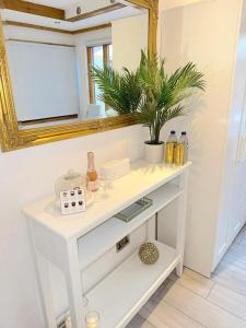 The Hidden Garden Gate Cabin